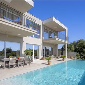Luxury 4-Bedroom Villa with generous sized Infinity Pool near Buje, Istria. Sleeps 8